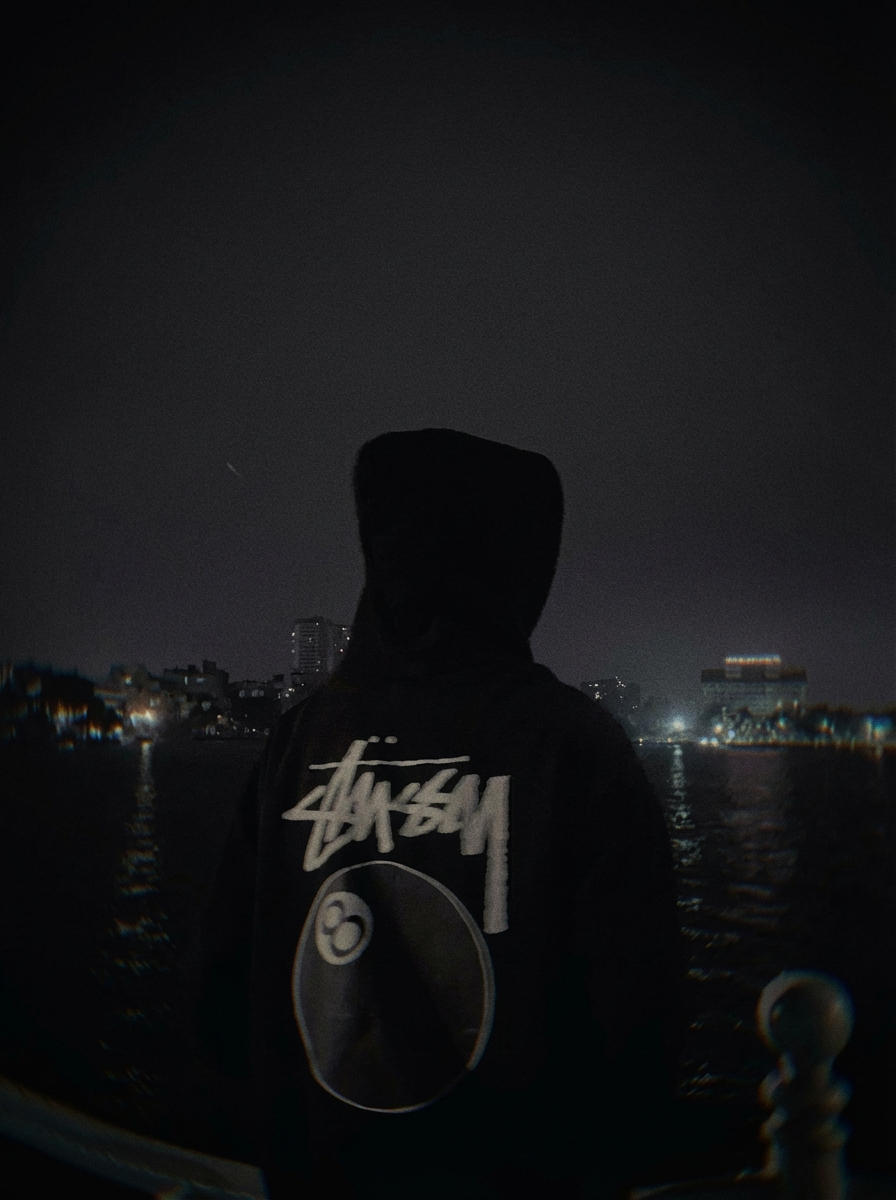 HOODIES & SWEATSHIRTS