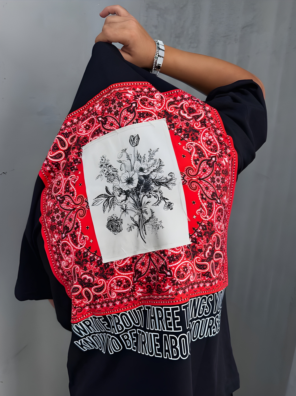 BLACK OVERSIZED T-SHIRT WITH A RED BANDANA AND FLORAL GRAPHIC